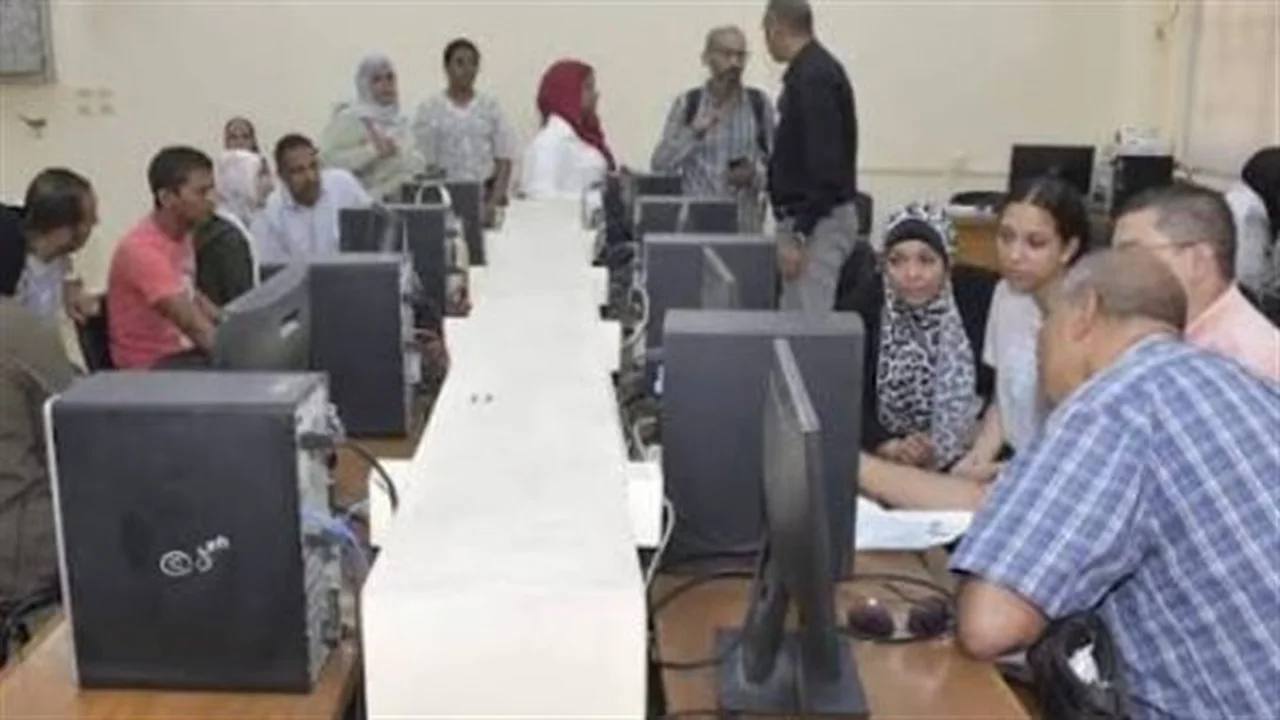 300 جهاز حاسب.. جامعة عين شمس تدعم طلاب التنسيق الإلكتروني
